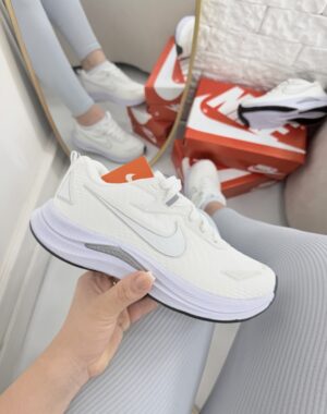 Tênis Nike FIT BRANCO PRATA
